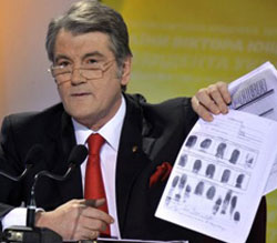 Президент Ющенко демонструє відбитки пальців з кримінальної справи, сфабрикованої проти журналіста Ляшка