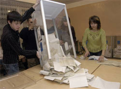 Хроніки вільного вибору. Луганським виборчкомам улаштували “темну”