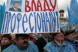 Янукович ще не став Президентом, а вже торгує незалежністю України