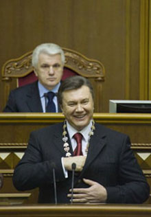 Янукович підписав закон про коаліційні тушки й без конституційних суддів