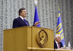 Президент Янукович натякнув Голові ФПУ, що тому варто вийти з Партії регіонів?