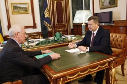 Янукович доручив Азарову визначитися конкретно зі зростанням добробуту населення