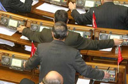 Парламент заходився міняти Конституцію