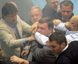 Фотодокумент чітко зафіксував хулінаські дії нардепів: групове побиття нардепа Юрія Гримчака та недвозначний кулак нардепа Віктора Януковича у напрямку обличчя колеги.