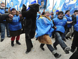 Демонстранти ПР біля будинку ЦВК під час акції на підтримку кандидата у Президенти Віктора Януковича. 2010 рік.