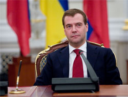 Медвєдєв пообіцяв, що не втягуватиме Україну у кремлівський військовий блок