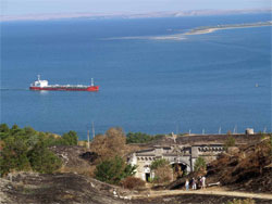 Керченська протока. Вид з Керченської фортеці. На дальньому плані, у димці, остів Тузда, а на горизонті - російська Тамань.