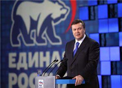 Янукович і його команда мавпують Росію