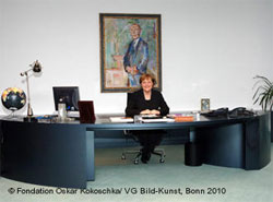 Канцлер ФРН Ангела Меркель у робочому кабінеті