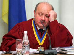 Суддя Верховного суду Анатолій Ярема під час історичного процесу у грудні 2004 року