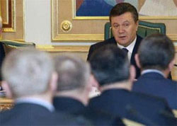 Президент Янукович повертається до столиці, аби моніторити пожежну безпеку