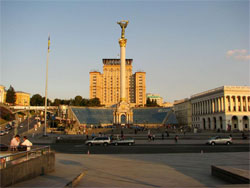 Нова “архітектурна мітла” змете з Майдану монумент Незалежності