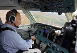 Прем’єр Путін керує літаком Бе-200(за офіційною версією на місці другого пілота, на думку експертів - першого).