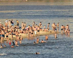 Україна для людей. Новоявлені пани тупо забирають у киян і гостей столиці пляжі