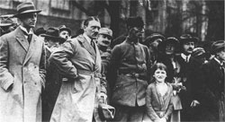 Адольф Гітлер (у центрі) разом із Йзефом Геббельсом (ліворуч). Фото 1923 р.