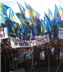 Опозиція вірить, що українці, як належить європейцям, відреагують на наступ на свої права