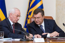 Янукович доручиа Азарову розібратися з зерном