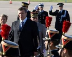 Янукович продекларував намір й далі міняти Конституцію