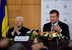 Янукович розповів французам, що українці багатіють на очах