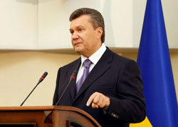Янукович пояснив, що таке демократія: якщо мер не займатиметься каналізацією, він особисто відкрутить йому голову