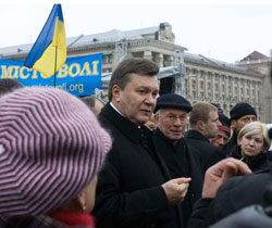 Перзидент Віктор Янукович і прем’єр Микола Азаров на Майдані