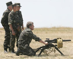 Президент Віктор Ющенко любив базікати на армійську тематику і побавитися віськовими іграшками
