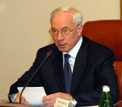 Прем’єр Азаров доручив обрізати надвисокі пенсії