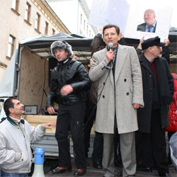 Олександр Данилюк під час мітингу підприємців біля Адміністрації Президента (Данилюк ліворуч від нардепа Волинця, який виступає перед підприємцями).