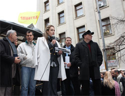 Наталія Королевська виступає перед підприємцями. Майдан-2010.