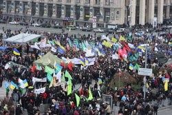 Майдан 22.11.10 р. Як бачимо на власні очі, кількість учасників акції протесту явно перевищує їхню можливість розміститися на площі.