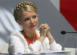 Відомий імідж Тимошенко - світлий колір волосся і закручена “бубликом” коса