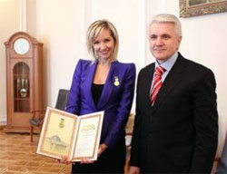 Литвин нагородив Почесною грамотою Олену Франчук, певно, - за темпи поширення СНІДу в Україні