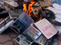 Спалювання книг, продемонстроване в Сімферополі - варварство у стилі німецьких нацистів і радянських комуністів