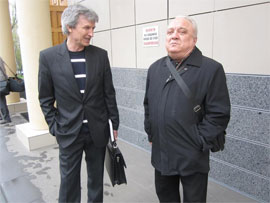 Володимир Оленцевич (зліва) і Анатолій Соловйов біля будівлі суду у середу, 21 квітня (Фото: Тетяна Заровна/Gazeta.ua)