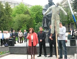За магічним ритуалом карпатських мольфарів ляльку Януковича посадили на палю