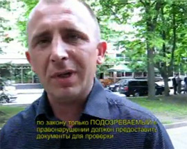 Житомирські менти на власний розсуд трактують українське законодавство (кадр з відео з місця події).