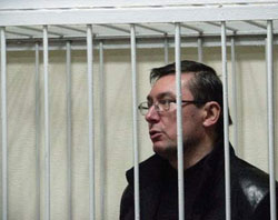 В’язню Луценку заборонили читати крамольну літературу Солженіцина