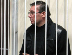 Лідер партії «Народна самооборона» Юрій Луценко за гратами у залі Печерського суду