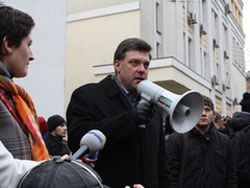Лідер ВО “Свобода” Олег Тягнибок виступає на мітингу