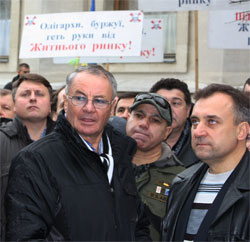 Народний депутат Володимир Яворівський спілкується з підриємцями під час податкового Майдану
