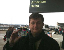 Нардний депутат Володимир Ар’єв з карткою для голосування у американському аеропорту