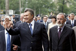 Янукович зажадав від Табачника доказів, що той не українофоб 