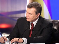 Янукович порадив рускоязичним вивчати українську мову і заспівав пісеньку
