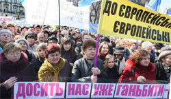 Тисячі вчителів перед Кабміном вимагають у Азарова зарплатні