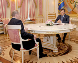Янукович не поспішає у обійми Кремля