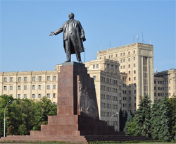 Справжній рускій мір. Громадянин Росії Гундяєв збирає свою паству помолитися на пам’ятник Леніну