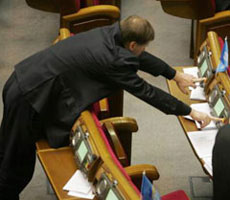 Литвин припускає, що в травні вирішать питання парламентських “піаністів”