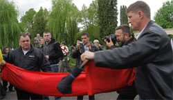 Проросійські гастролери розгортають чевоний прапор. 9 травня. Лівів.