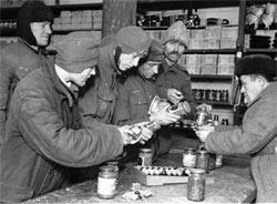 Німецькі військовополоненні у табірній крамничці