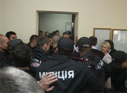 Тимошенко вважає дії міліції у суді безглуздою демонстрацією сили